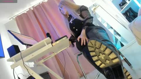 Snapshot of cruel_siren chatting on October 10, 2025, 6:34 am Cruel Siren online show from October 10, 2025, 6:34 am