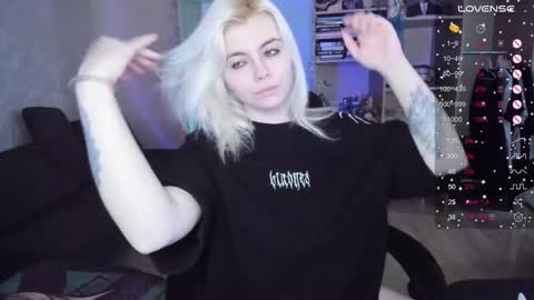 Snapshot of cryptobjgirlv2 chatting on December 17, 2025, 9:26 am Lilith online show from December 17, 2025, 9:26 am