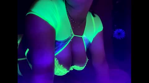 Snapshot of crystalyn777 chatting on October 22, 2025, 2:01 am crystalyn777 online show from October 22, 2025, 2:01 am
