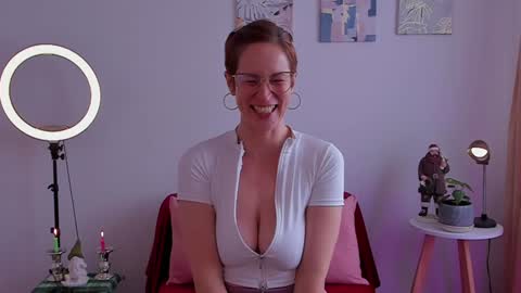 Leonela online show from December 7, 2024, 6:04 pm