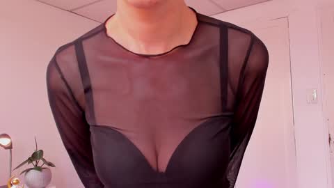 Leonela online show from December 12, 2024, 6:21 pm