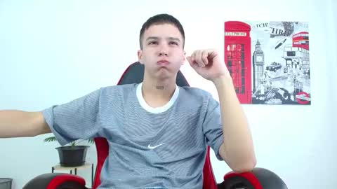 cumandres online show from October 18, 2025, 2:07 pm