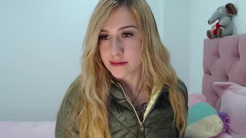 Snapshot of cute_isaa chatting on February 2, 2025, 5:10 am Isabella online show from February 2, 2025, 5:10 am