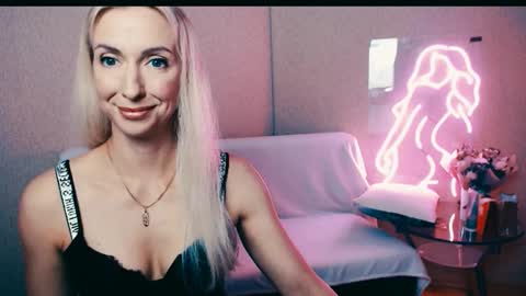 cute_smile_shy online show from September 30, 2025, 7:08 pm