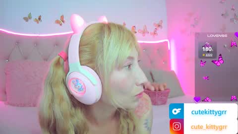 Snapshot of cuteee_kitty chatting on February 4, 2025, 12:29 am Kitty online show from February 4, 2025, 12:29 am