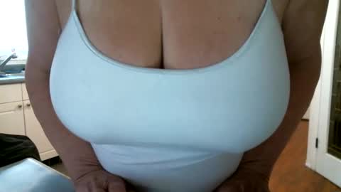 CuteNlil online show from January 30, 2025, 7:26 pm