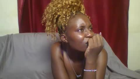 cutey_lunar online show from February 26, 2025, 10:09 pm