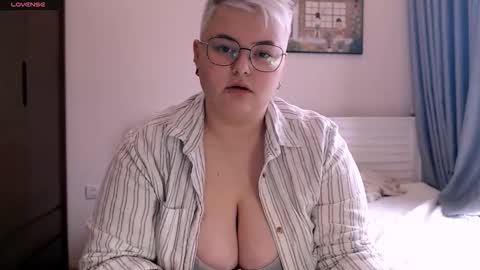 Snapshot of cutie_florence chatting on October 22, 2025, 8:36 am Sophie Lilith online show from October 22, 2025, 8:36 am