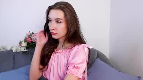 Snapshot of cutiewuwu chatting on December 4, 2025, 2:26 pm Vivienne online show from December 4, 2025, 2:26 pm