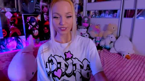 Snapshot of cuttie_ponyy chatting on March 10, 2025, 12:40 am Nora online show from March 10, 2025, 12:40 am