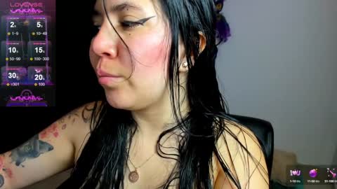 Snapshot of daahanna_ chatting on January 1, 2025, 6:59 pm Ailyn  online show from January 1, 2025, 6:59 pm