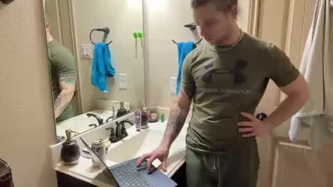 Snapshot of daddydaydrinkz chatting on February 21, 2025, 7:01 am DaddydayDrinkz online show from February 21, 2025, 7:01 am