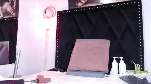 dafne_quenn online show from February 15, 2025, 4:01 pm