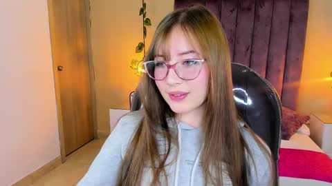 Snapshot of dahlia_rousse chatting on December 4, 2025, 6:34 am Dahlia online show from December 4, 2025, 6:34 am