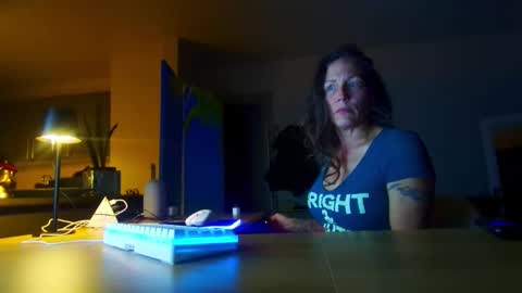 Snapshot of daisy_dove chatting on November 18, 2025, 2:06 am Daisy online show from November 18, 2025, 2:06 am