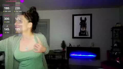 Snapshot of daisy_dove chatting on December 14, 2025, 8:02 pm Daisy online show from December 14, 2025, 8:02 pm