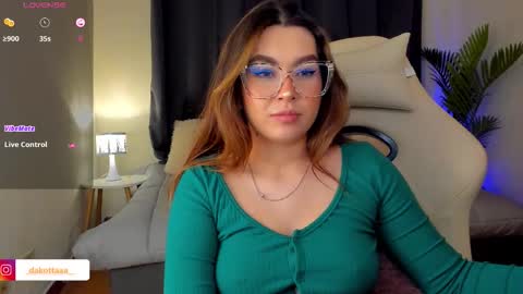 dakottaa__ online show from October 15, 2025, 11:27 pm