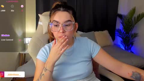 dakottaa__ online show from October 30, 2025, 11:49 pm