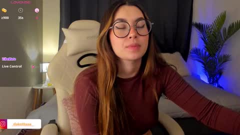 dakottaa__ online show from November 7, 2025, 11:49 pm