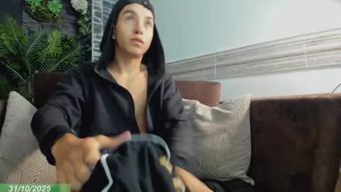 Snapshot of dallen_grant chatting on October 31, 2025, 12:17 pm Dallen Grant online show from October 31, 2025, 12:17 pm