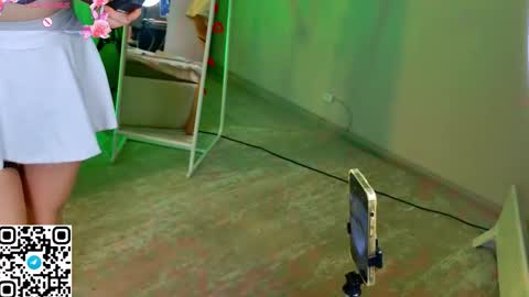 Emilia online show from November 30, 2025, 3:05 pm