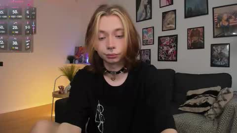 Snapshot of dani_mur chatting on December 2, 2025, 4:02 pm Daniel online show from December 2, 2025, 4:02 pm