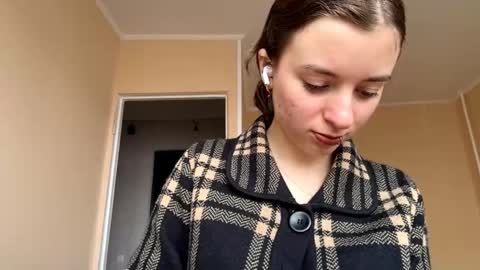 Snapshot of daniellevaulet chatting on November 1, 2025, 7:54 am Mia online show from November 1, 2025, 7:54 am