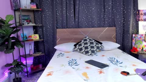 Snapshot of danna__castle chatting on December 13, 2024, 5:05 am Dannacastle online show from December 13, 2024, 5:05 am