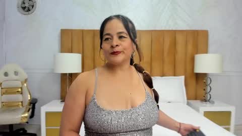 Snapshot of daphne81_ chatting on February 6, 2025, 3:06 am Daphne online show from February 6, 2025, 3:06 am