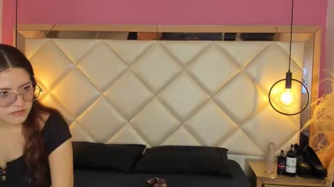 Snapshot of daphne_and_roger chatting on September 18, 2025, 11:34 am daphne_and_roger online show from September 18, 2025, 11:34 am