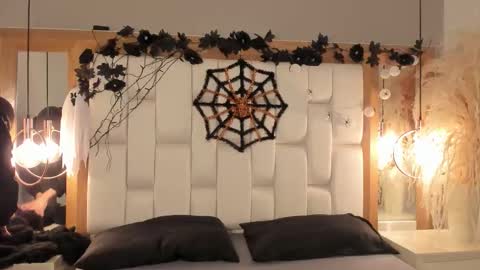 Snapshot of daphne_and_roger chatting on October 29, 2025, 11:23 am daphne_and_roger online show from October 29, 2025, 11:23 am