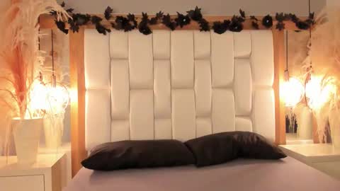 Snapshot of daphne_and_roger chatting on November 12, 2025, 11:10 am daphne_and_roger online show from November 12, 2025, 11:10 am