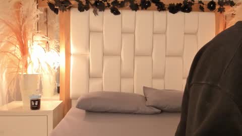 Snapshot of daphne_and_roger chatting on December 5, 2025, 11:08 am daphne_and_roger online show from December 5, 2025, 11:08 am