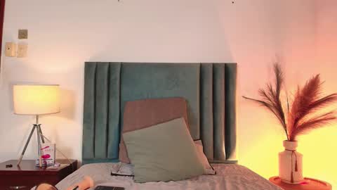 Snapshot of daphnebeaumont chatting on September 27, 2025, 12:32 pm DAPHNE BEAUMONT online show from September 27, 2025, 12:32 pm