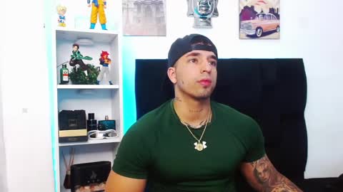 Snapshot of darius_phoenix chatting on December 13, 2024, 3:54 pm Darius Phoenix online show from December 13, 2024, 3:54 pm