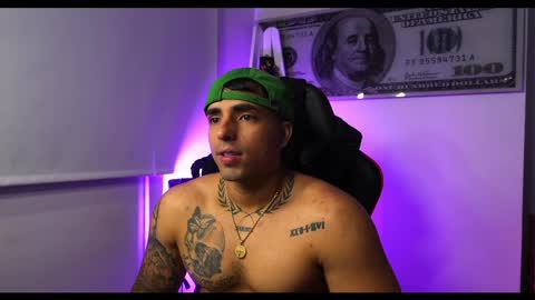 Snapshot of darius_phoenix chatting on February 12, 2025, 10:56 am Darius Phoenix online show from February 12, 2025, 10:56 am