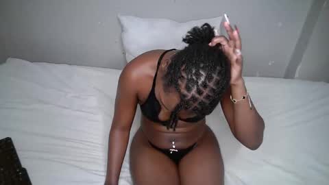 dark_lovly online show from November 10, 2025, 8:41 pm