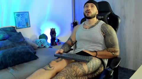 Snapshot of dave_max93 chatting on November 22, 2025, 2:43 am DAVE MAX online show from November 22, 2025, 2:43 am