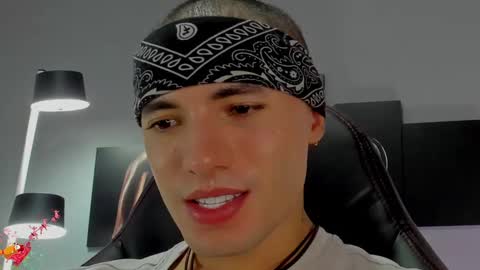 Snapshot of david_jons7 chatting on December 6, 2024, 2:24 am David Jons online show from December 6, 2024, 2:24 am