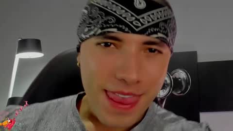 Snapshot of david_jons7 chatting on December 7, 2024, 9:22 pm David Jons online show from December 7, 2024, 9:22 pm