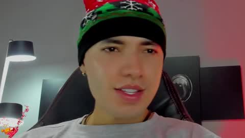 Snapshot of david_jons7 chatting on December 10, 2024, 11:40 pm David Jons online show from December 10, 2024, 11:40 pm