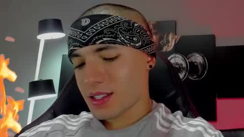 Snapshot of david_jons7 chatting on January 21, 2025, 12:46 am David Jons online show from January 21, 2025, 12:46 am