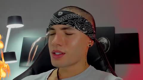 Snapshot of david_jons7 chatting on February 5, 2025, 12:53 am David Jons online show from February 5, 2025, 12:53 am