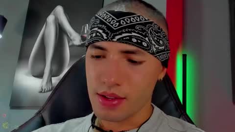 Snapshot of david_jons7 chatting on November 9, 2025, 11:58 pm David Jons online show from November 9, 2025, 11:58 pm