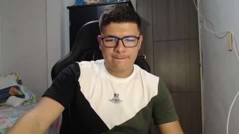 Snapshot of david_smit_ chatting on March 4, 2025, 9:32 pm david smit online show from March 4, 2025, 9:32 pm