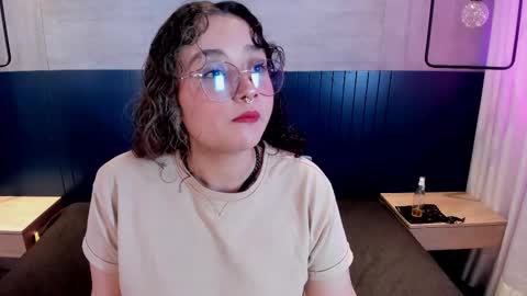 Snapshot of davis_emma chatting on September 18, 2025, 8:33 pm Emma online show from September 18, 2025, 8:33 pm