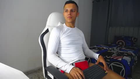 Snapshot of davisito7 chatting on January 8, 2025, 4:44 am David Angel online show from January 8, 2025, 4:44 am