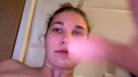 deepthroatqueen33 online show from November 19, 2025, 4:18 pm