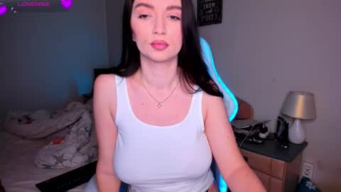 Mila online show from November 20, 2025, 6:24 am