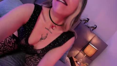 Snapshot of delilah_fix chatting on October 10, 2025, 9:47 pm della online show from October 10, 2025, 9:47 pm